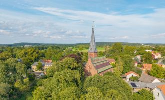 Blick auf die Dorfkirche Geltow, Foto: Martin Karnbach, Lizenz: Gemeinde Schwielowsee